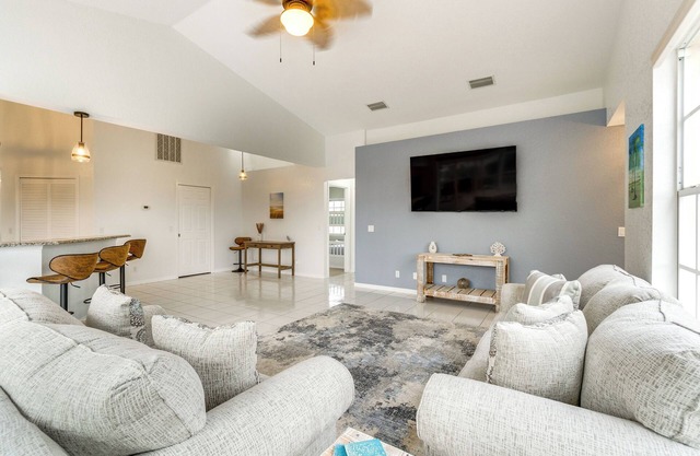 10 Mi to Public Beaches: Coastal Florida Retreat