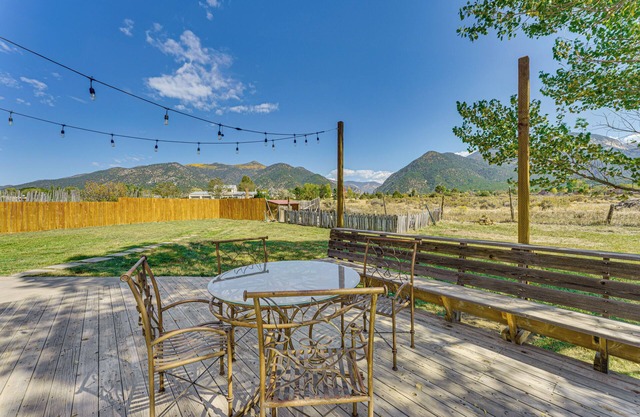 10 Mi to Taos Ski Valley: Mtn-View Duplex w/ Deck!