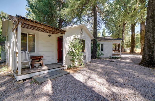 10 Mi to Twin Pine Casino: Peaceful Cabin Getaway