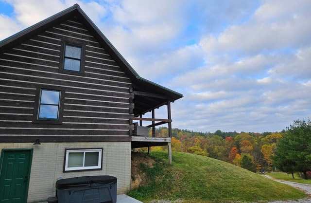 10 miles-Lake Logan, Pet friendly, hottub, firepit