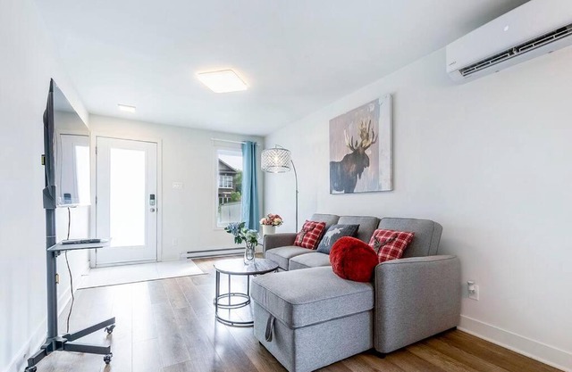 10-Min La Ronde Ride! Cozy 3-BR Apt with Free Parking