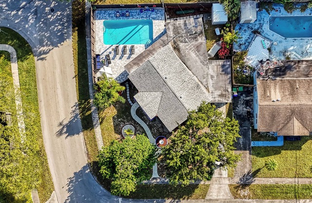 10 min to Beach Stylish Villa Sleeps 12 with Pool, Game Room & Mini Golf