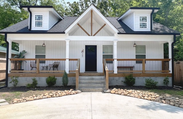 10 min to DT, family friendly, hot tub, arcade, sleeps 8, fully fenced yard