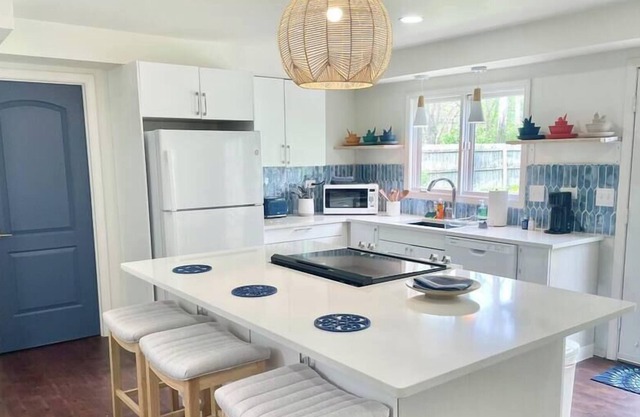 10 min to Speedway! Large Home, Desirable Area!