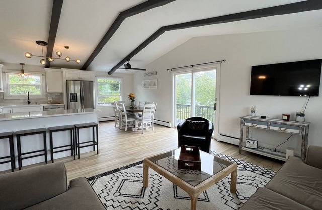 10-min walk to SK Town Beach/4 bed 2-bath home in Blackberry Hills neighborhood