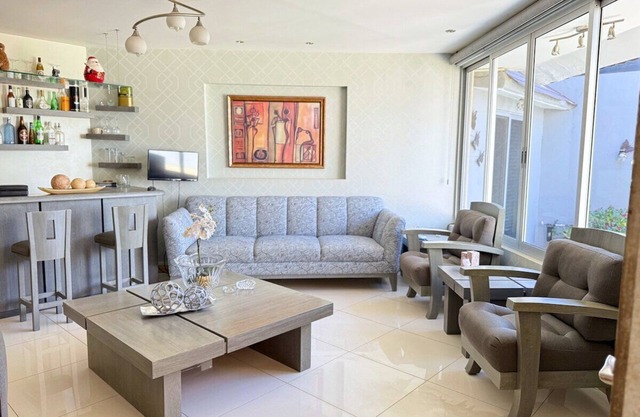10 Mins from Downtown | AC & Parking | 10 px