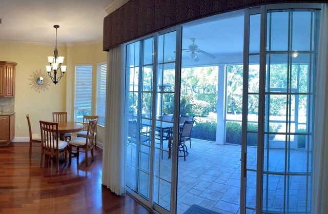 10 mins from Nokomis Beach, quite and safe, easy access to great restaurants