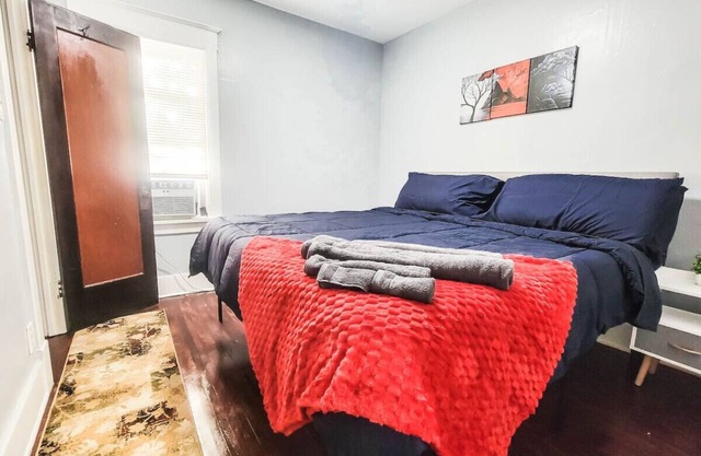 10 Mins to Airport Apt w/ King Beds