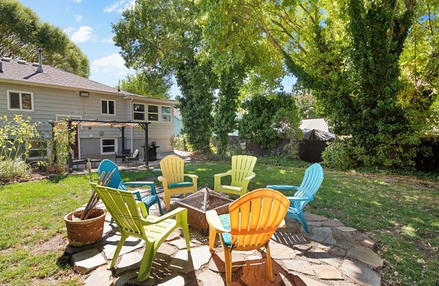 Huge Fenced Yard w/Firepit Near Ski Resorts & Airport! Private Yoga Suite!