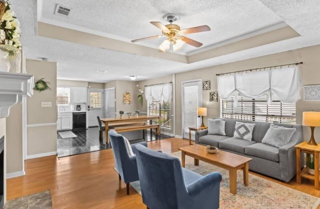 10 Mins to Tiger Stadium! South Burbank Bungalow