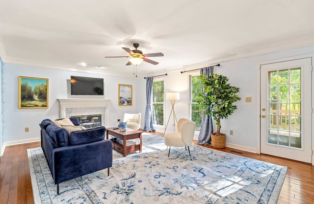 10 mins to UGA, Playground, Pool Table, Foosball, Mini Putt, Jetted Tub, Yard