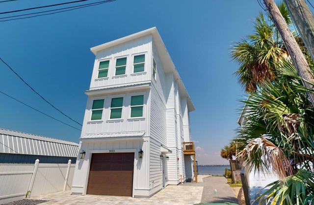 10 minute drive to beaches, newly built bay front home in Panama City Beach