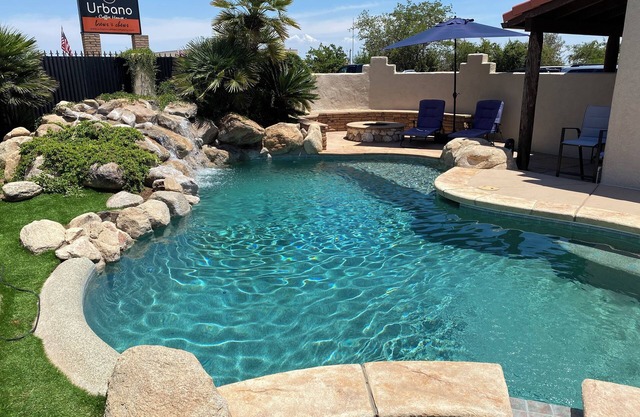 10 minute drive to Ramsey Canyon Preserve! Private 3-bedroom house with a pool.