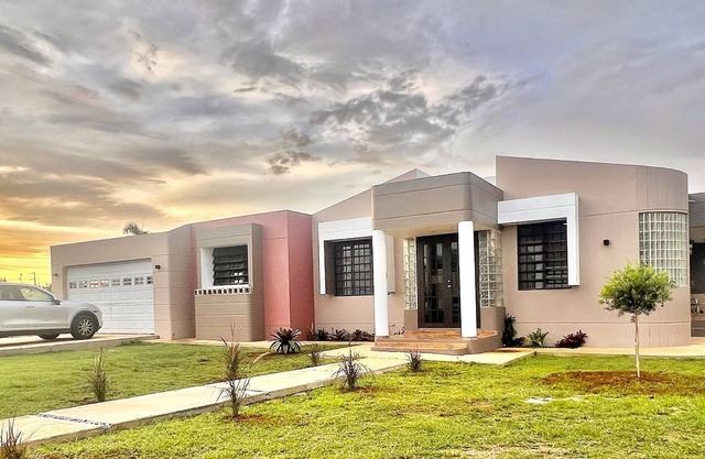 10-minute to the beach from this spacious house for 12 persons