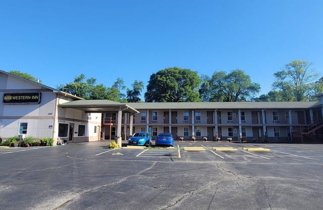 10 minutes from downtown St. Louis Convenient location off I-64