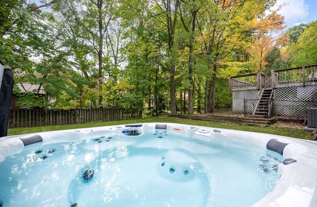 10 minutes from GR. High end retro retreat with hot tub, bar, and board games.