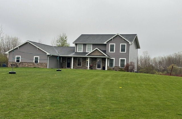 10 minutes from Lambeau field! Sleeps 10. Cozi country living yet close to GB!