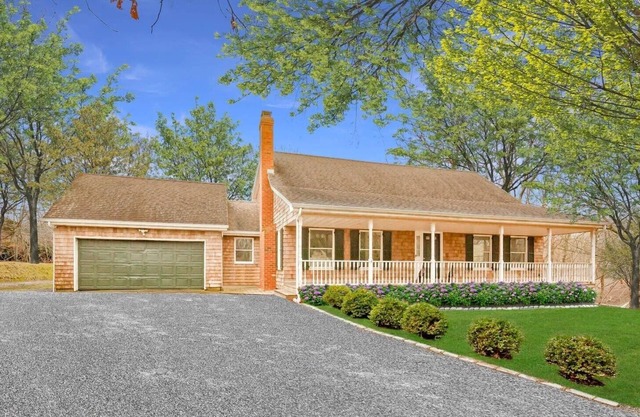 10 minutes to Coopers beach. Stylish Southampton Retreat on 1.6 acres with deck.