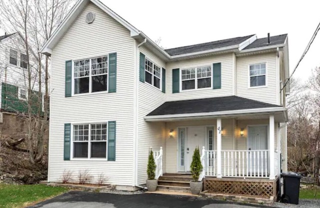 10 minutes to Downtown - Quaint lower flat close to all amenities