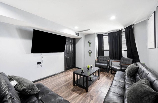 10 Minutes to Downtown Chicago - Sleeps 12 - King Beds - Games and Arcades