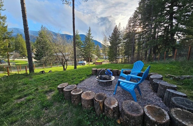 10 minutes to Glacier! Family-friendly home with porch & swing