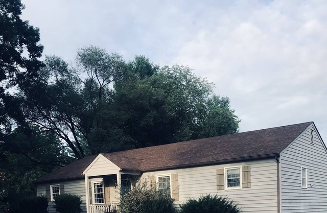 10 minutes to Liberty University in quiet upscale neighborhood