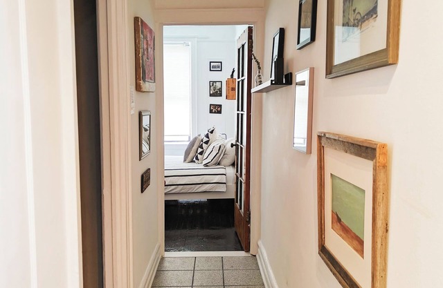 10 minutes to Manhattan! Cozy 2 bedroom in LIC/Astoria, in the center of it all.