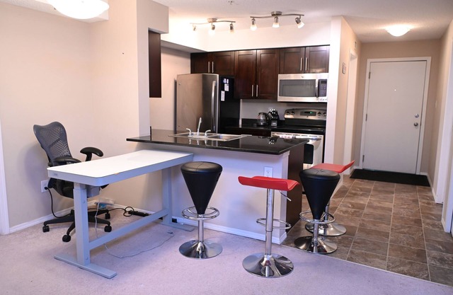 10 minutes to the LRT station and Rec Centre! Family-sized condo with patio.