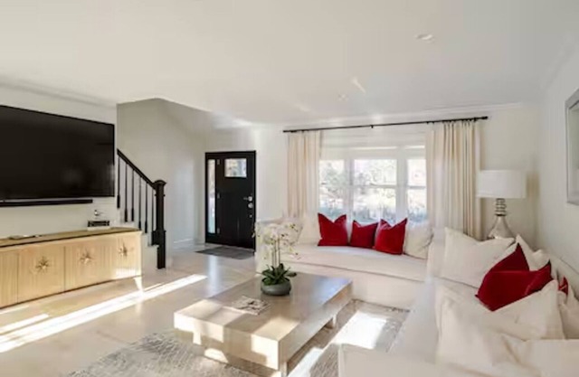 10 minutes to the theme Beach! Family-sized house with a back deck.