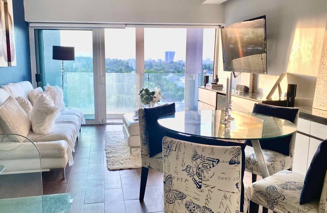 10 minutes walking distance to Chapultepec! 2 floor apartment with balcony