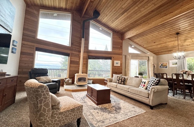 10 ppl/full house/relax/private yard/wifi/games/kid space/fire pit/uniq art