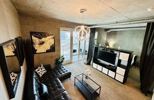 "10% Special Rate Discount" High-Rise Lovely & Spacious Condo - Family Friendly