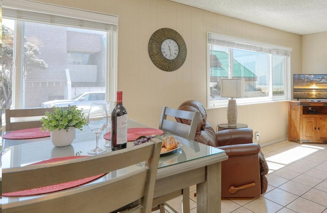 Zehn Schritte zum Strand. Herrliche Aussicht! Untere Ebene Zwei Schlafzimmer, zwei Bäder Condo