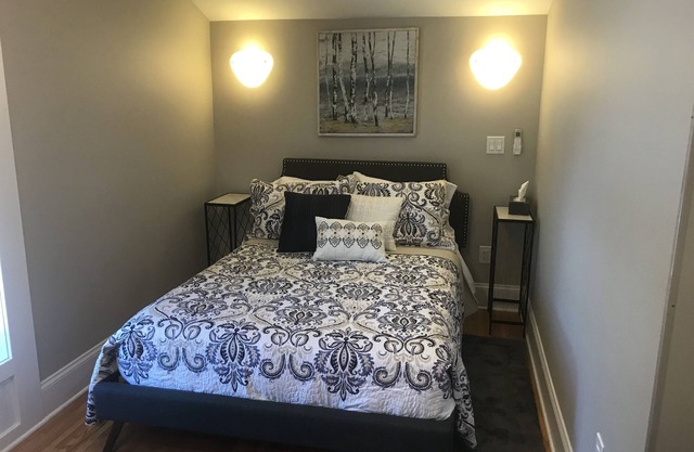#10 Studio apt, great location, near 590/490