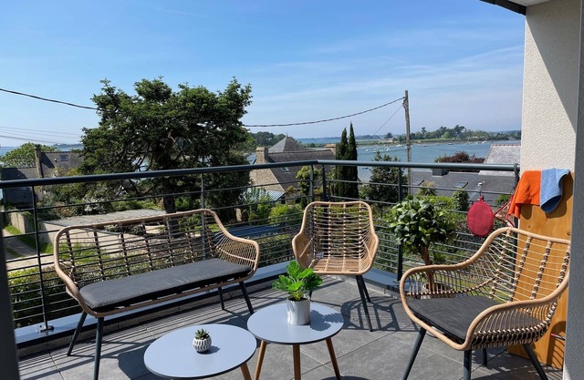 BEAUTIFUL APARTMENT of 2017 Type T3 of 100 M2 with Sea View located in SÉNÉ - VANNES