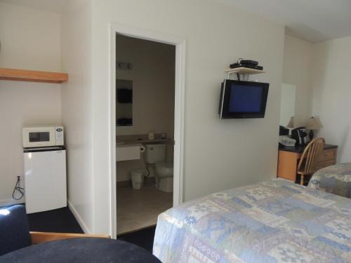 100 Mile Motel & RV Park