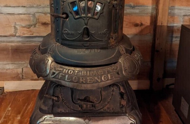 100+ Year Old Cabin! Attention Antique Lovers and History Buffs!