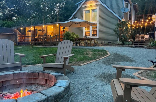 100-Year-Old Farmhouse with Hot Tub on 5 Acres!