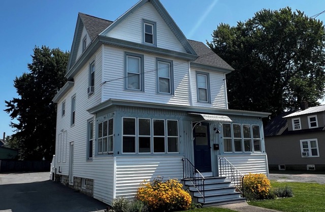 1000 Islands Home with River View and Close Proximity to Antique Boat Museum
