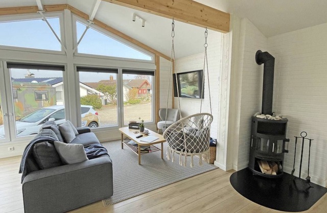 In Sichtweite 100m entfernt von der schönen Schlei, befindet sich unser umfangreich renovierter und moderner Bungalow "Schlei-Idyll" mit maritimen Details, sowie einem kleinen Gartenbereich mit Terrasse für Ihre wohlverdiente Auszeit