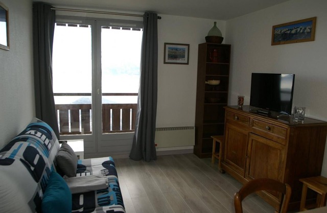 100m bis zum stadtzentrum, balkon, parkmöglichkeiten, fernseher, schließfach für die skier, 43m²