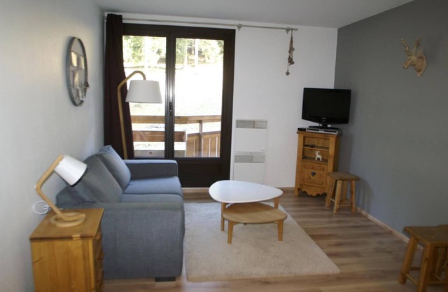 100m bis zum stadtzentrum, balkon, parkmöglichkeiten, fernseher, schließfach für die skier, 28m²
