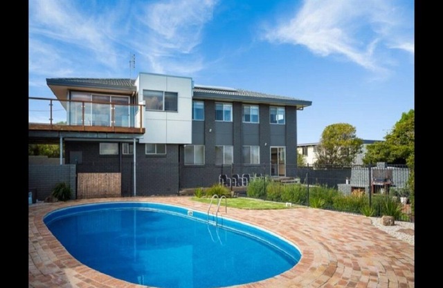 'Cliff House' - Schlafmöglichkeiten für 10, Ansichten, Pool, Lage