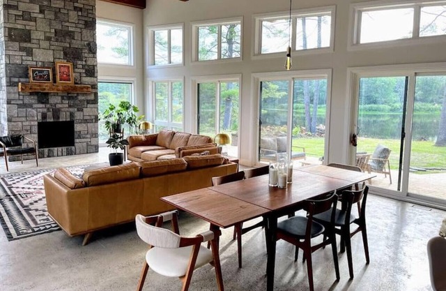 103c carriage · Canoe Landing: Luxury Waterfront Retreat, Hot Tub