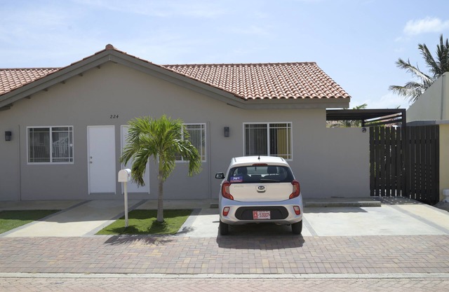 104 Apartment 3 min driving ,15 min walking to palm beach, 2 queen beds