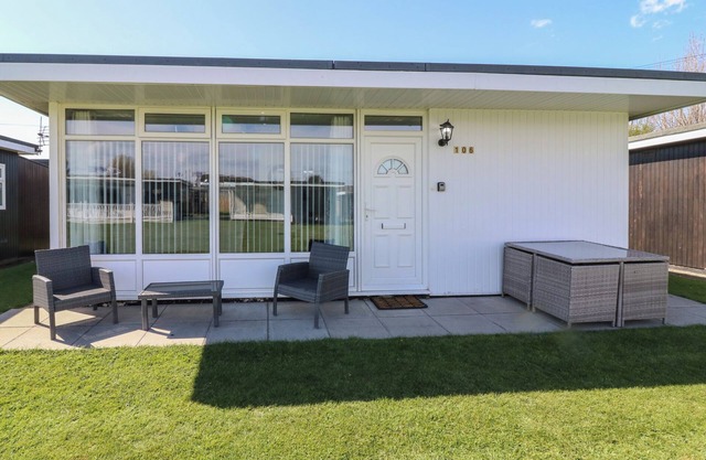 106 CHERRY PARK, pet friendly, with a garden in Chapel St Leonards