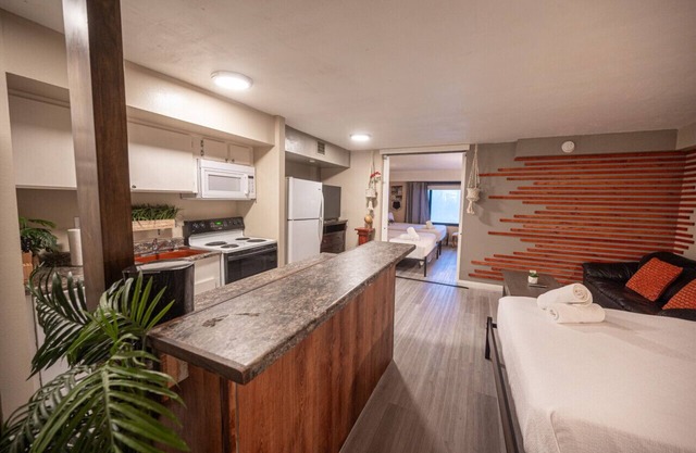 1062 Instant Book · Stay Together Suites on The Strip - 5 Comfy BEDS!!