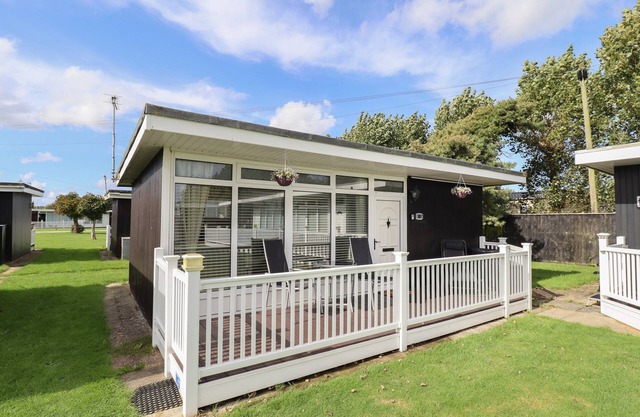 107 THE LAURELS, pet friendly, with a garden in Chapel St Leonards