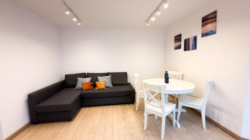 108 - Beachside Renovated 1BR apt 5 min from Beach