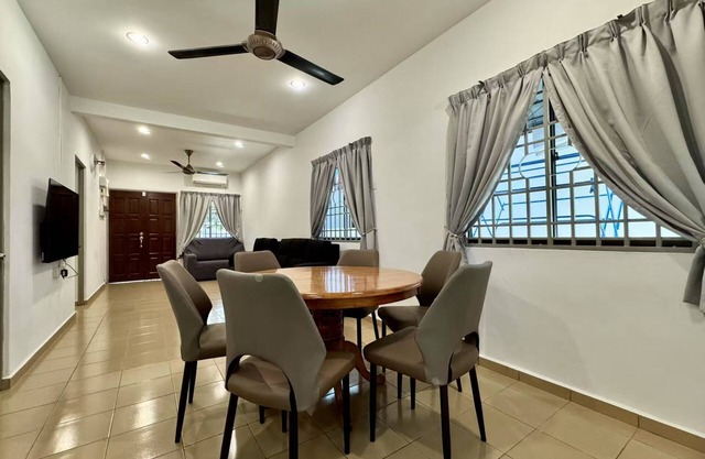 10pax 3-bedroom house with WiFi and AC ALMA@Near AEON大山脚